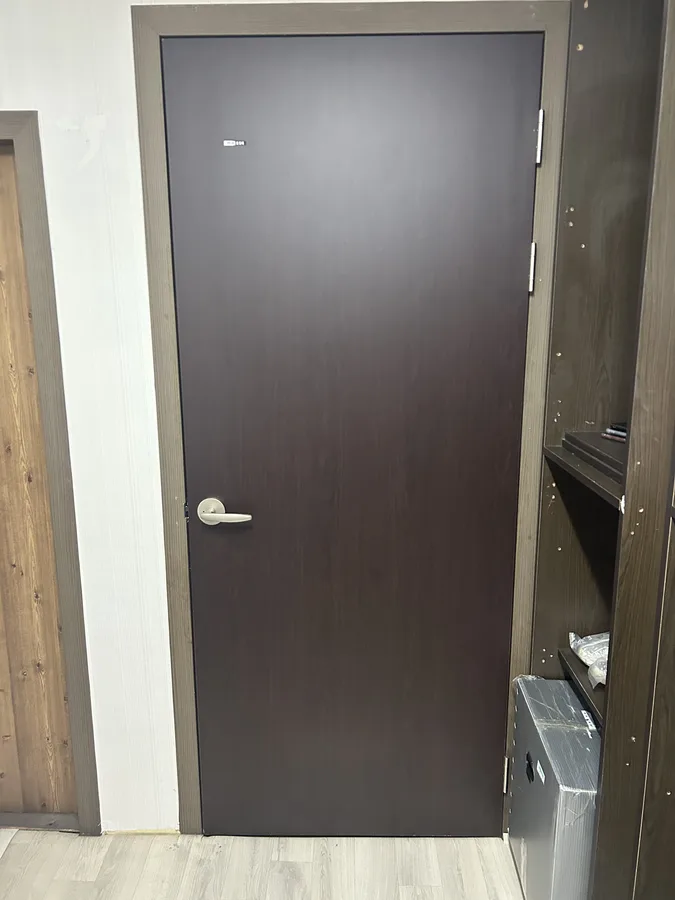 문틀과 문을 새로 설치한 문틀시공 후 상태
