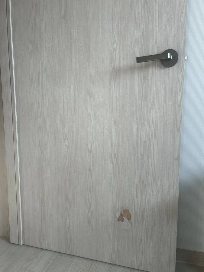 문 하단부에 손상 흔적이 남은 문틀수리 전 상태