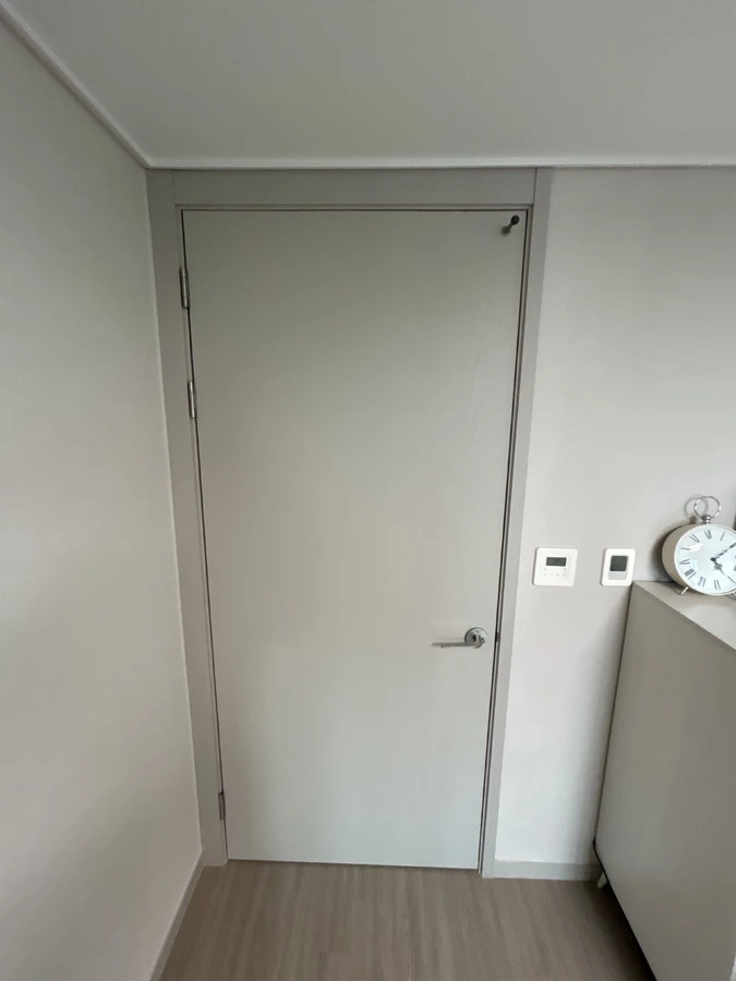 고정 보강과 마감까지 마친 문틀과 문
